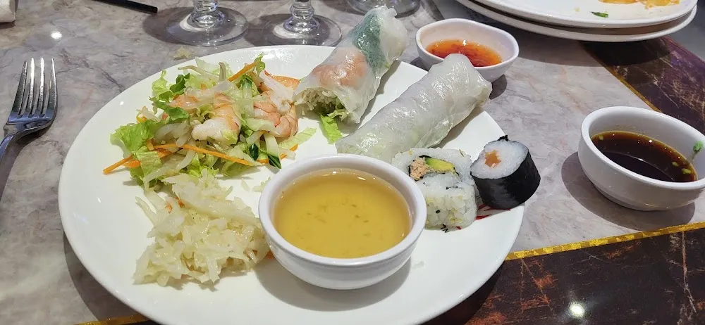 Makis Et Sushis Rouleaux de Printemps Choux En Salade Et Salade Aussi Crevettes